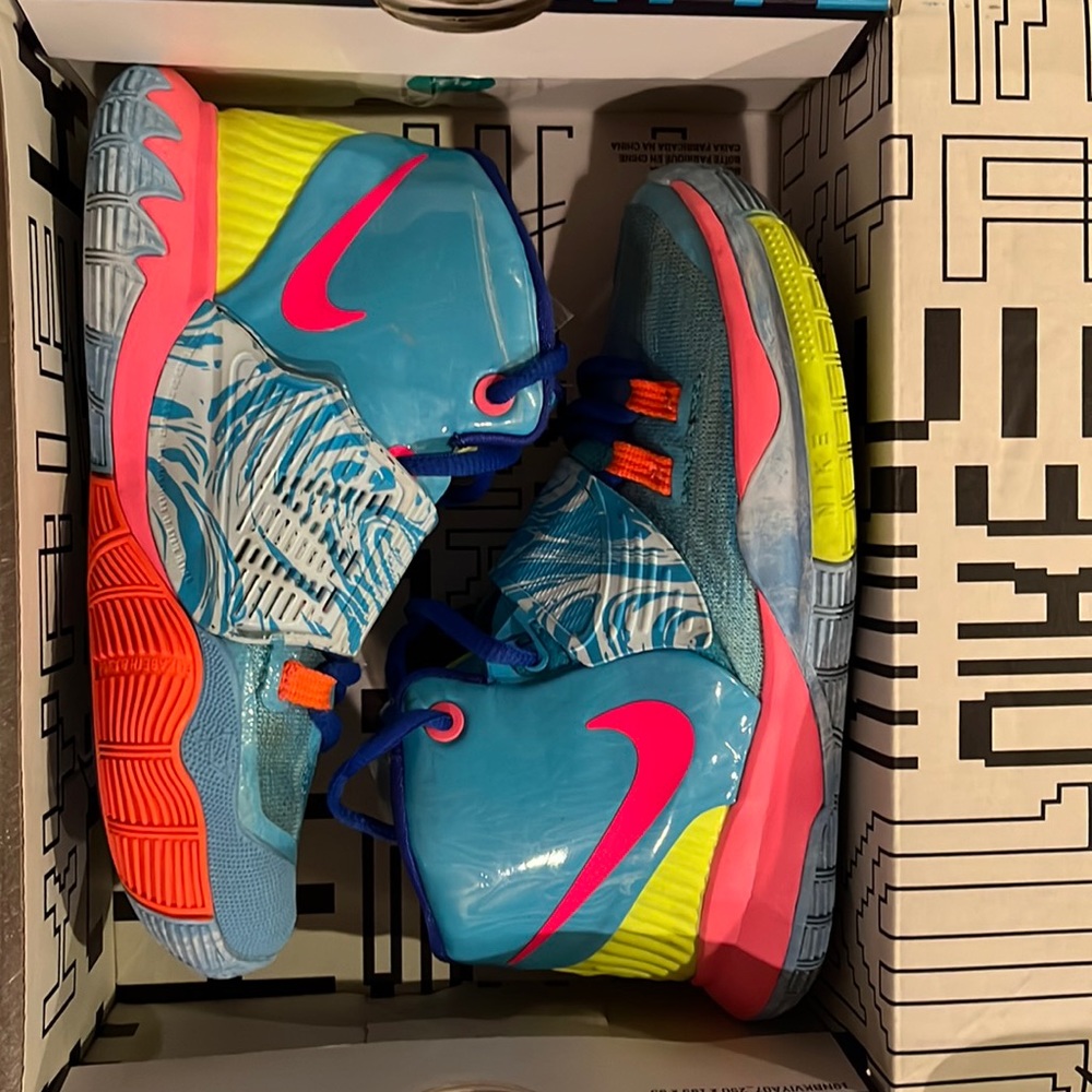 Kids Kyrie 6 pool